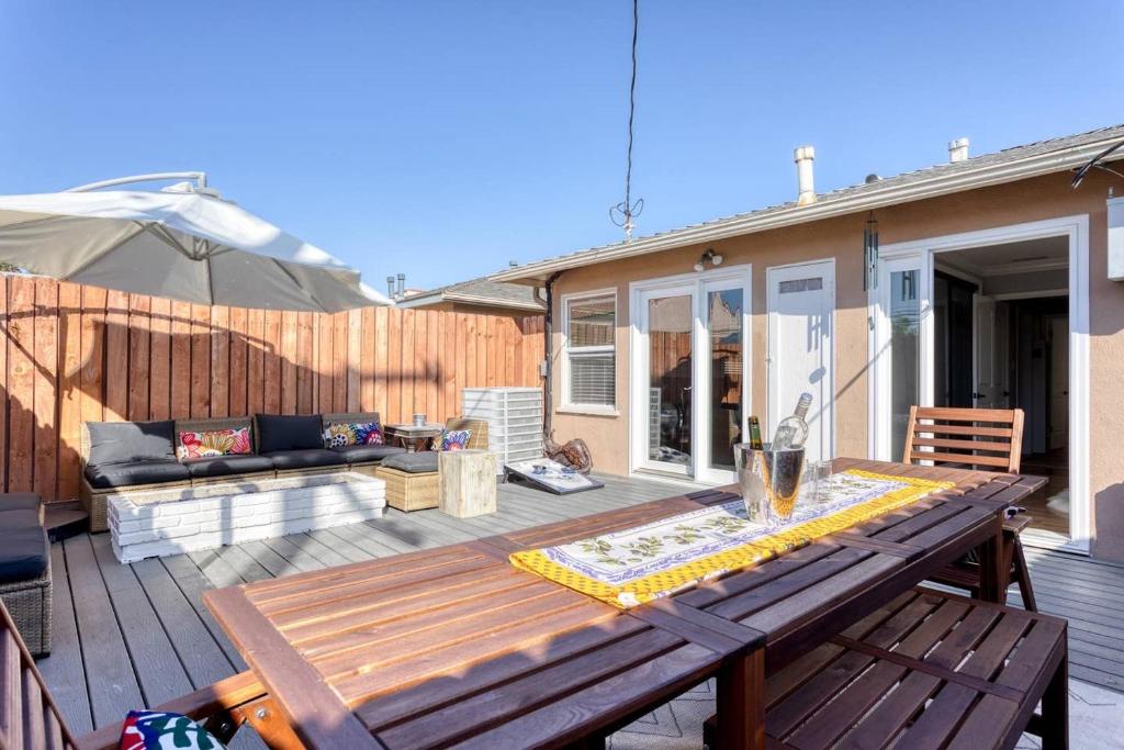 New Belmont Shore Retreat with free Parking Walk to Beaches photo 1