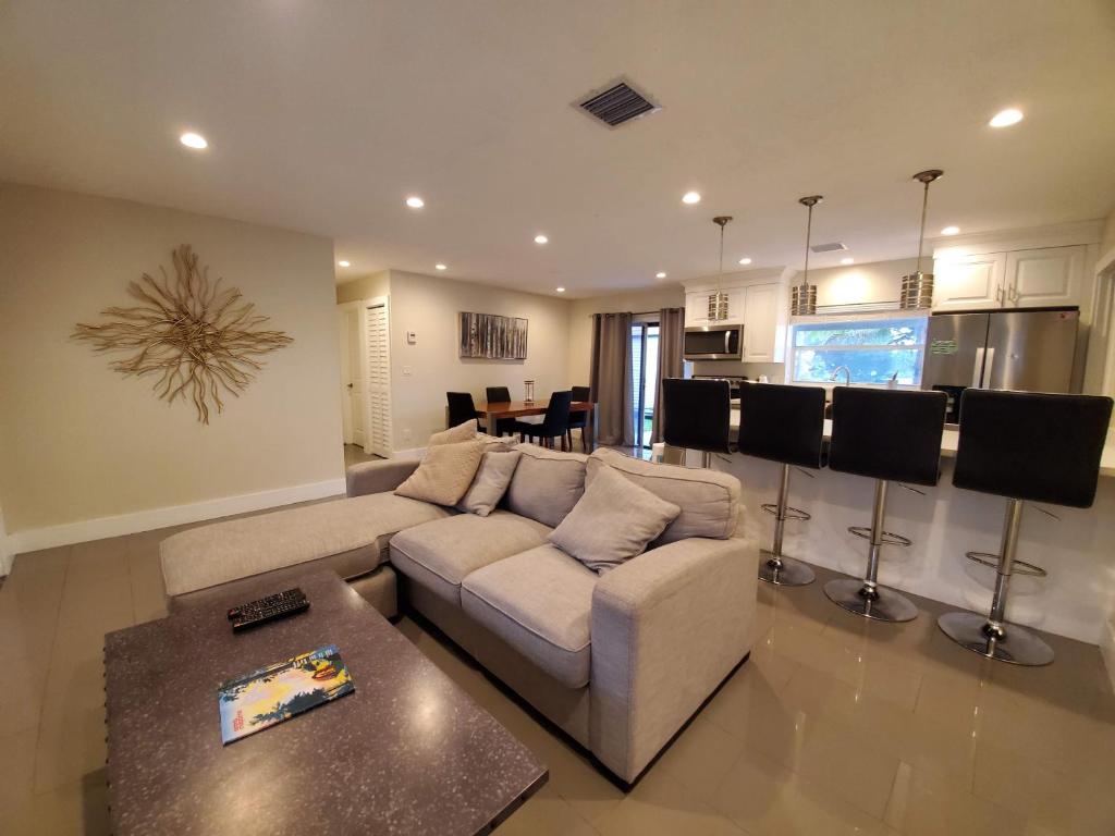 Lakefront Vacation Home - Sleeps 8 image