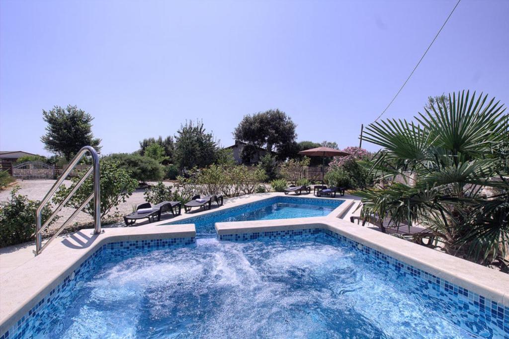Charming villa Nera with pool and hydromassage near the beach photo 3