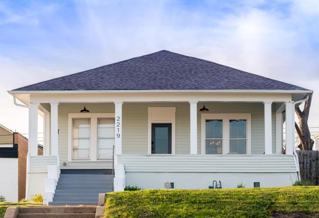 Restored 1930s Uptown Bungalow 2 min to Magnolia Silos image