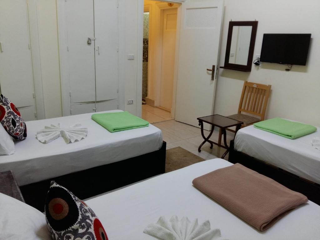 Трехместный (Трехместный номер с собственной ванной комнатой вне номера), Golden Star Hotel