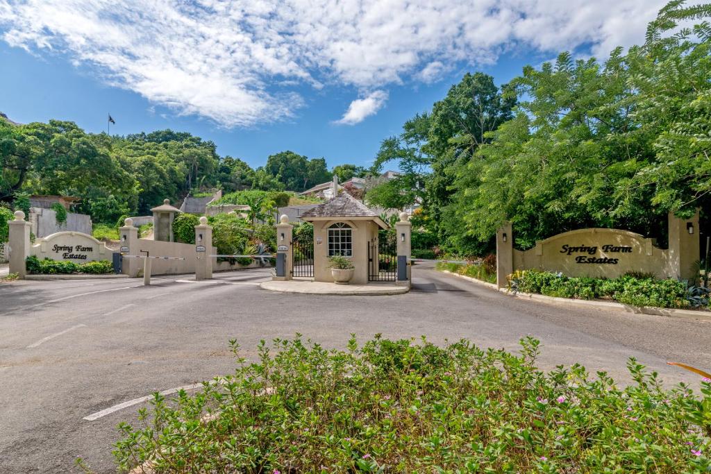 Magnificent 5-Bedroom Estate Villa, Sleeps 12 photo 1