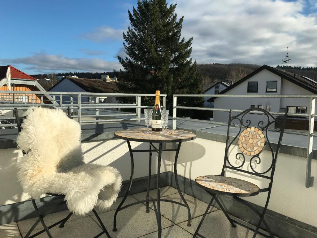 Attika Ferienwohnung in Freiburg -Gundelfingen mit großer Dachterrasse