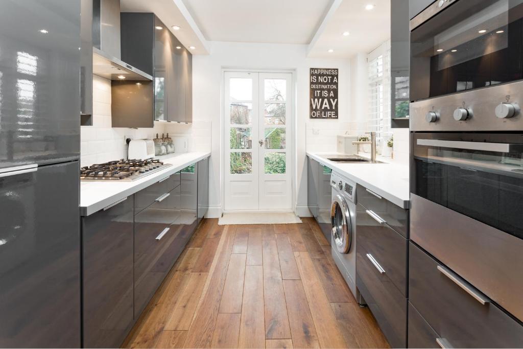 Cottage-feel stay in the Heart of Altrincham with YourStays! photo 4