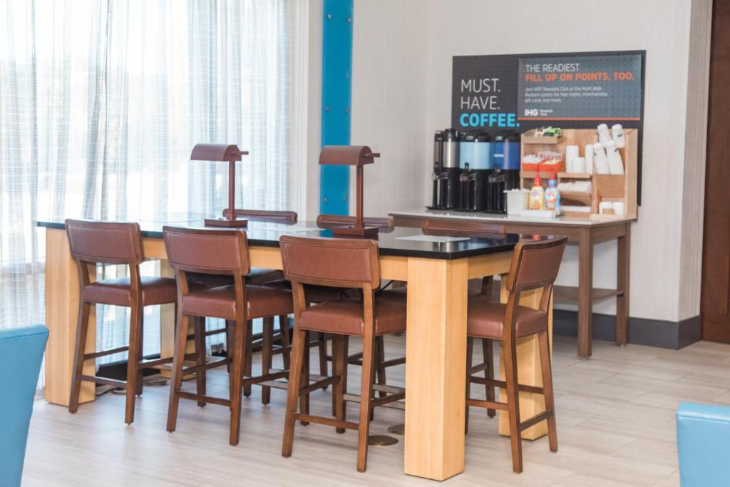 Holiday Inn Express Hotel & Suites Columbia-Fort Jackson, an IHG Hotel photo 4