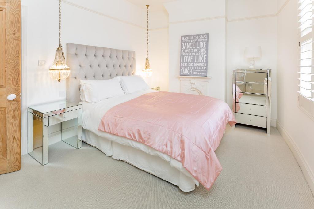 Cottage-feel stay in the Heart of Altrincham with YourStays! photo 1