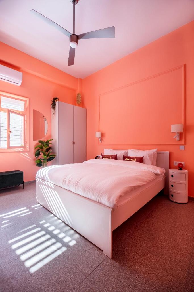 Glamorous Pink Pearl Studio/Beach/Parking/Netflix photo 2