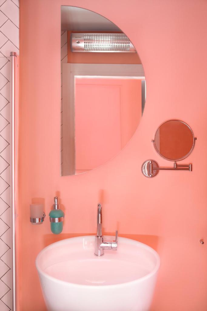 Glamorous Pink Pearl Studio/Beach/Parking/Netflix photo 4