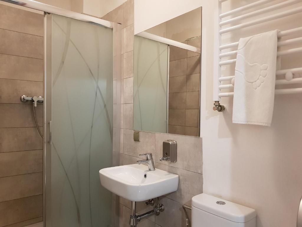 Номер (Кровать в общем 8-местном номере), Oki Doki OLD TOWN Hostel