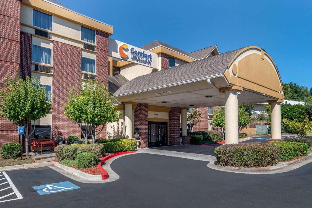Comfort Inn & Suites Suwanee - Sugarloaf image