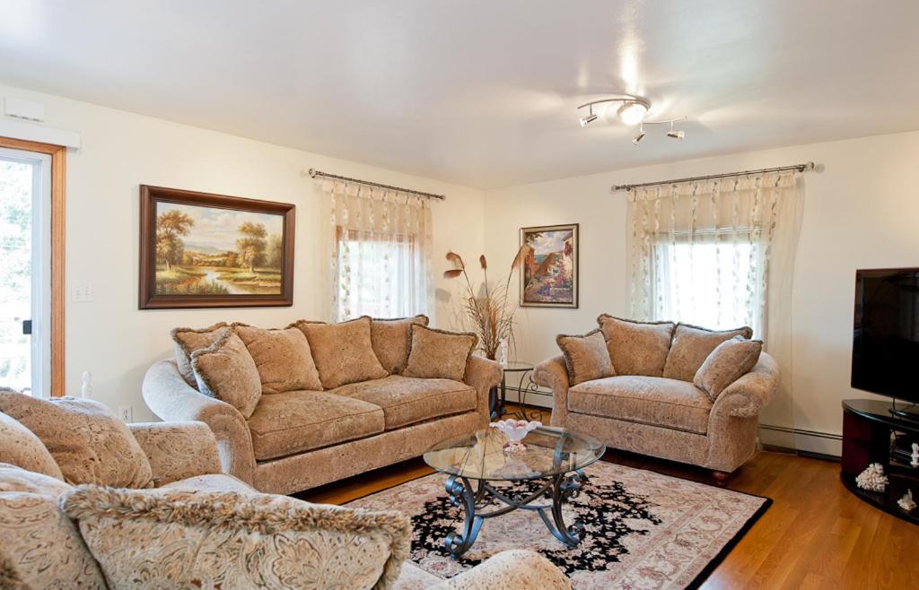 Beautiful Apartment-5 Beds-Full Kitchen-Parking-Super Clean! image