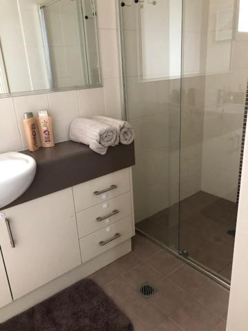 Central executive 3br townhouse 50m to dean street photo 1