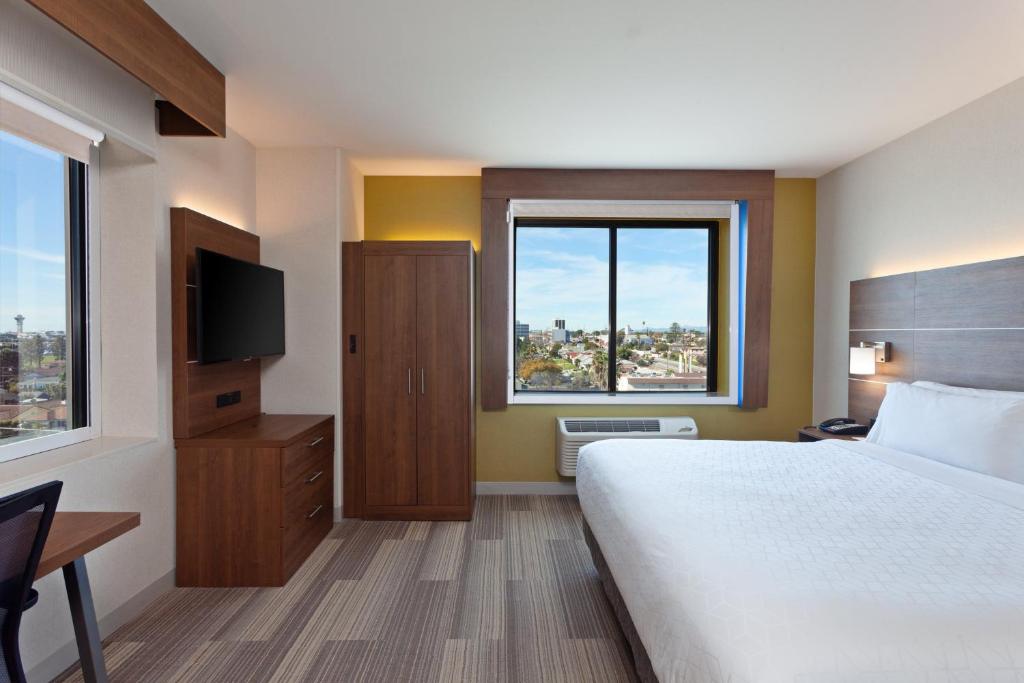 Сьюит (Люкс с кроватью размера «king-size»), Holiday Inn Express Los Angeles LAX Airport, an IHG Hotel