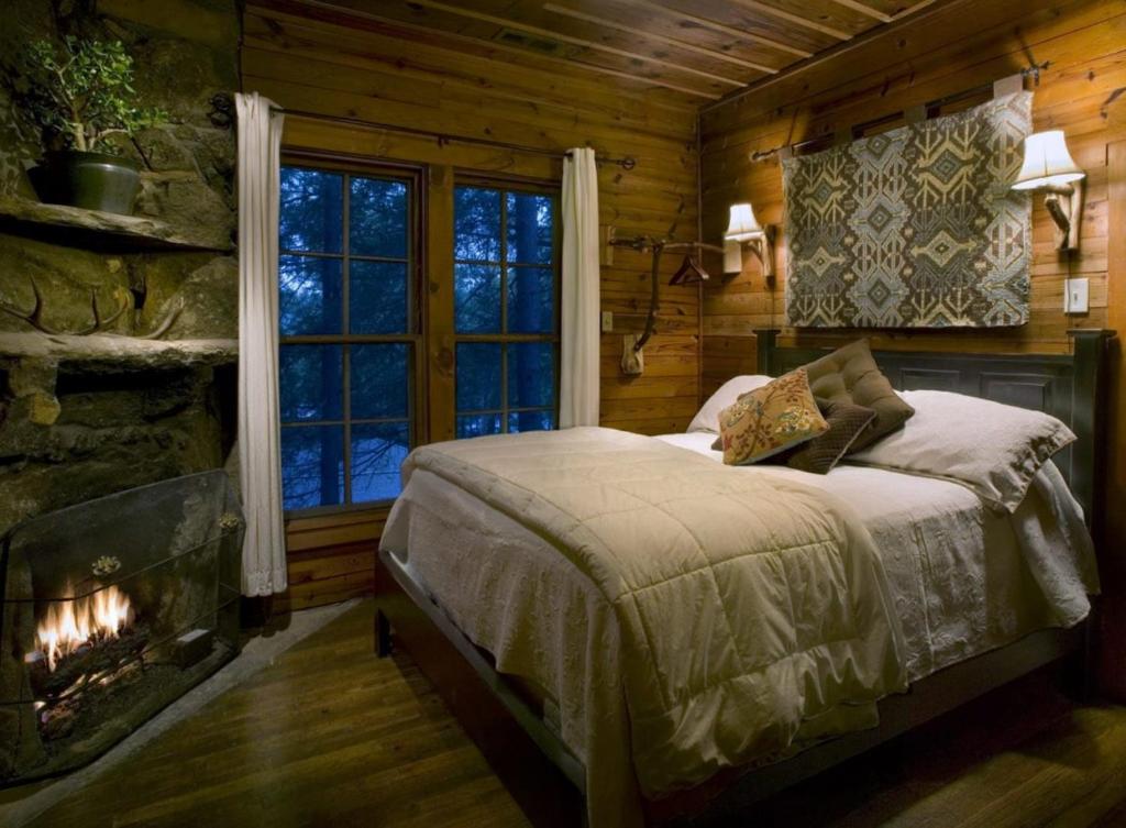 Lake Rabun Hotel & Restaurant - Tap to explore photos