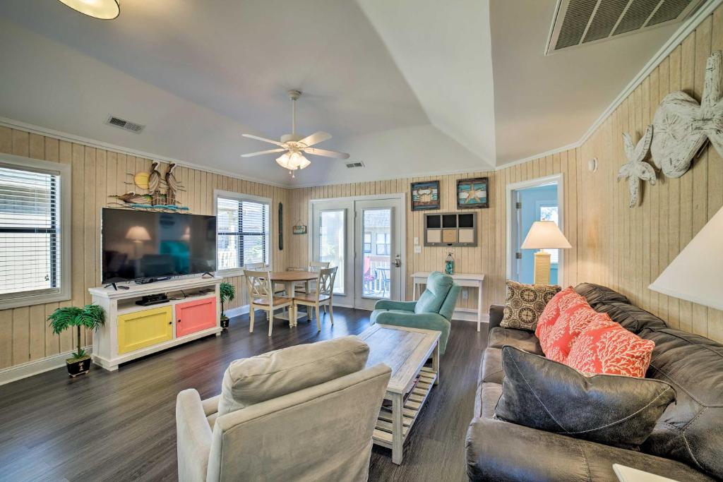 Coastal Condo with Pool Access - Walk to Apache Pier