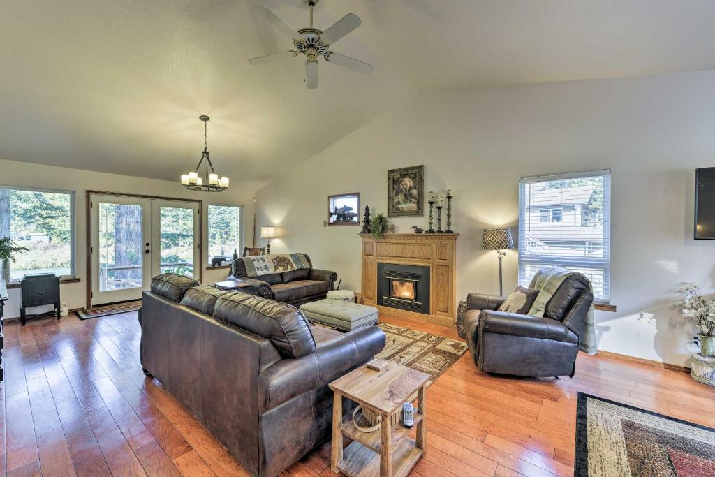Riverfront Crescent City Home, 8 Mi to Beach! photo 3