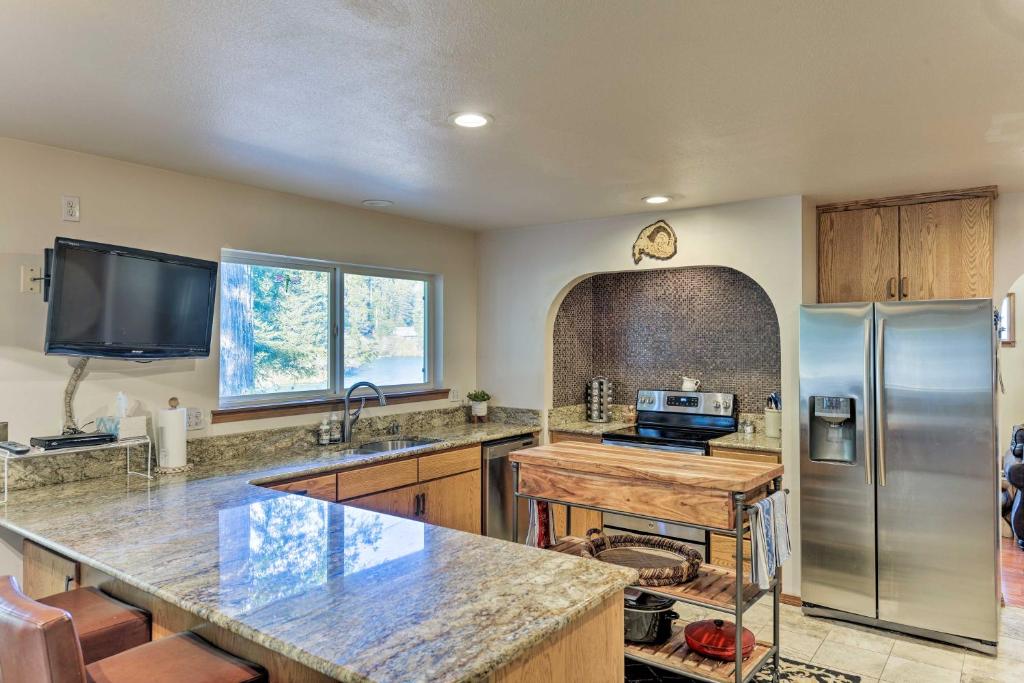Riverfront Crescent City Home, 8 Mi to Beach! photo 4
