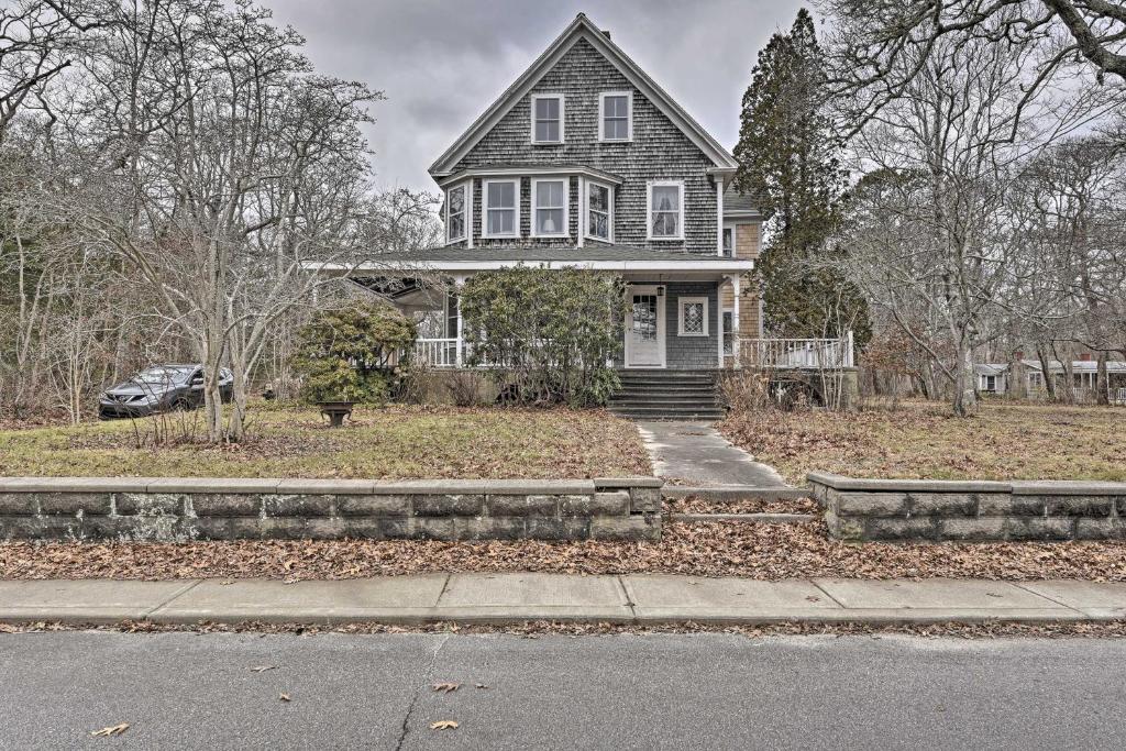 Vineyard Haven House - Easy Access to Beaches photo 1
