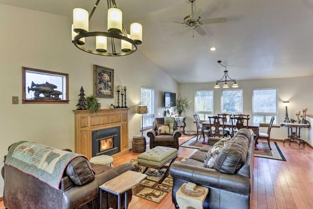Riverfront Crescent City Home, 8 Mi to Beach! photo 2