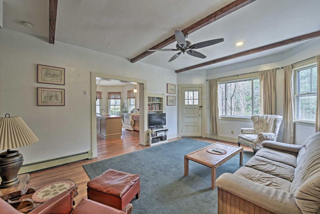 Vineyard Haven House - Easy Access to Beaches photo 3