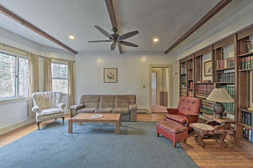 Vineyard Haven House - Easy Access to Beaches photo 2