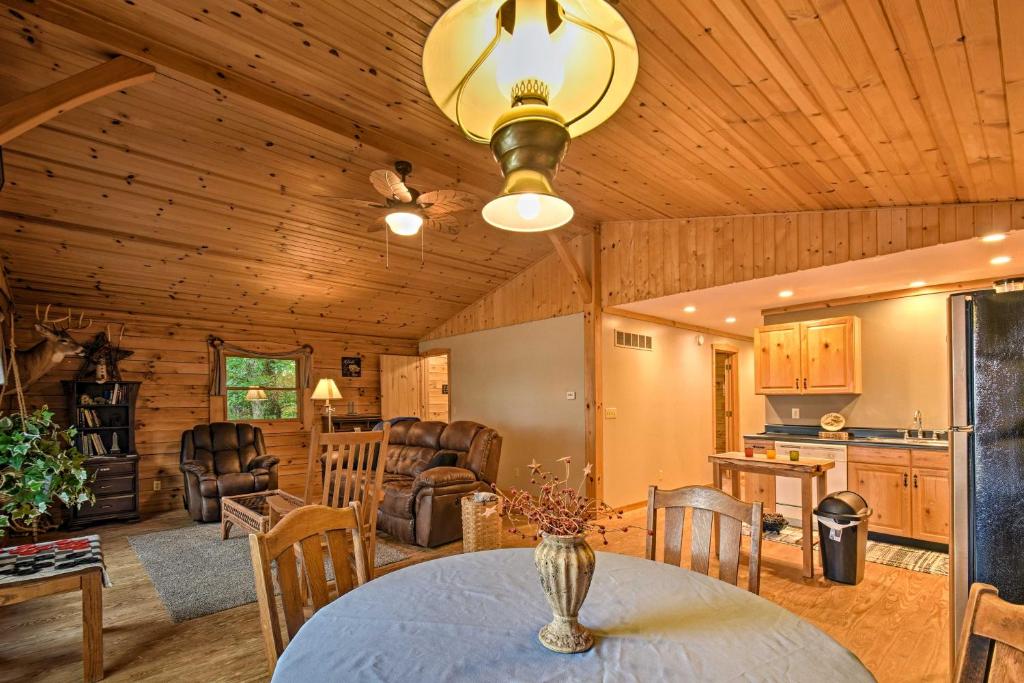 Cozy Amish Country Cabin on Shipshewana Lake! photo 4
