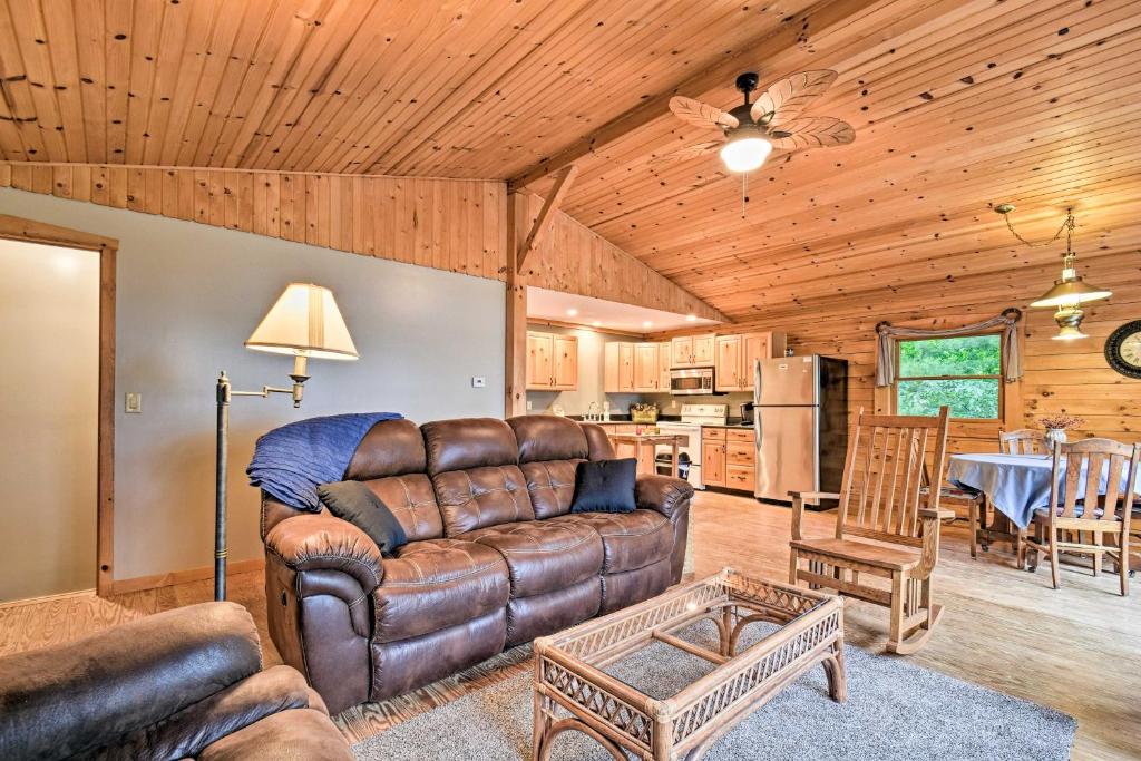Cozy Amish Country Cabin on Shipshewana Lake! photo 3