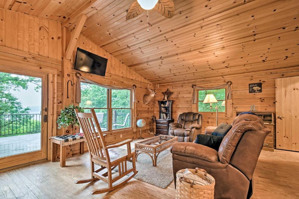 Cozy Amish Country Cabin on Shipshewana Lake! photo 2