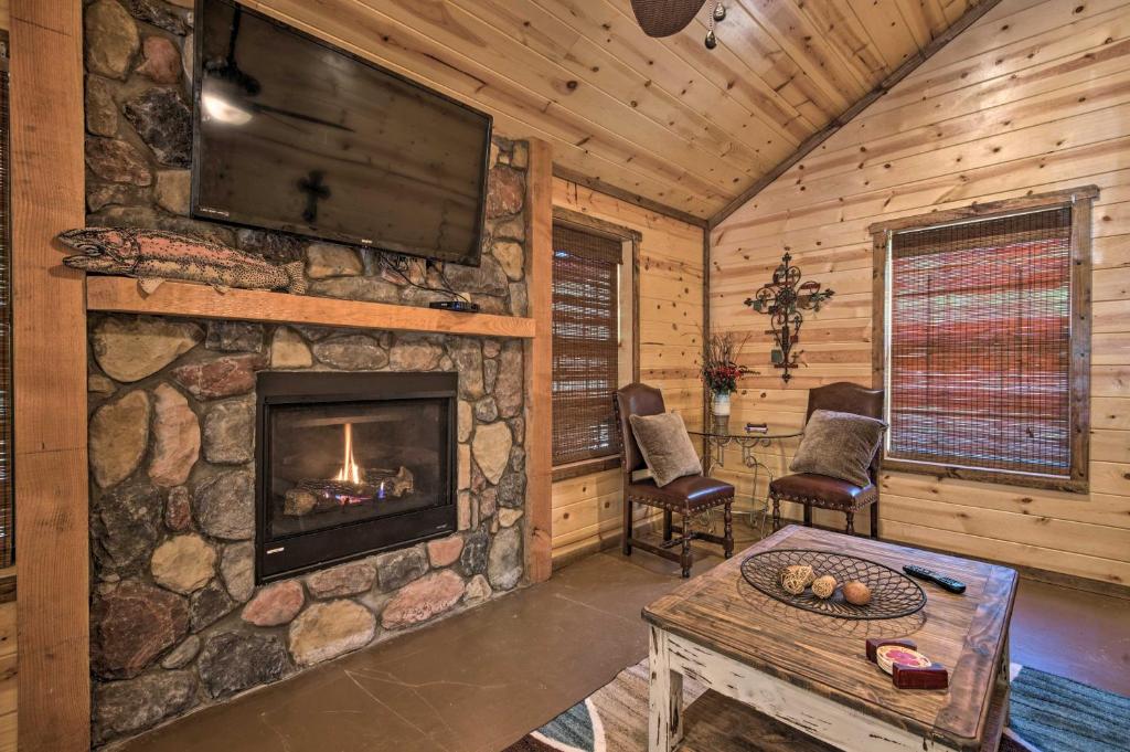 Cabin with Hot Tub Near Broken Bow Lake and Hiking photo 3
