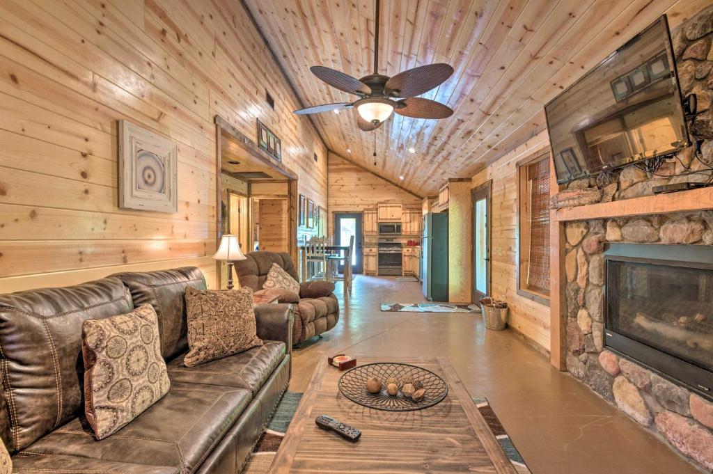 Cabin with Hot Tub Near Broken Bow Lake and Hiking