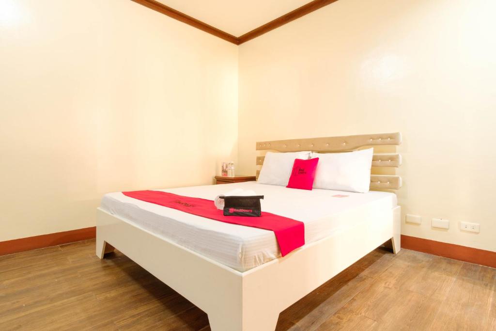 RedDoorz Plus @ Seaborne Hotel Subic Zambales Room Type - Deluxe King Room