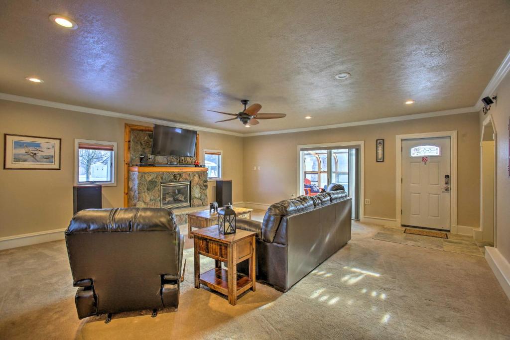 4 Season, Waterfront Houghton Lake House with Dock! photo 4