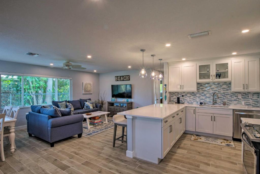 Tasteful Mod Home with Patio and Grill Less Than 2 Mi to Beach! photo 1