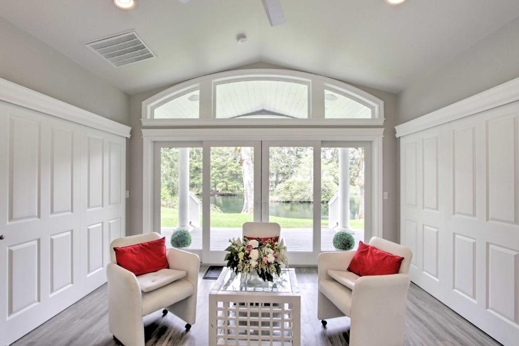 Contemporary Tacoma Cottage with Deck and Pond! photo 1