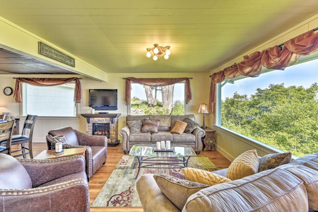 Waterfront Home - 6 half Mi to Olympic National Park! photo 3