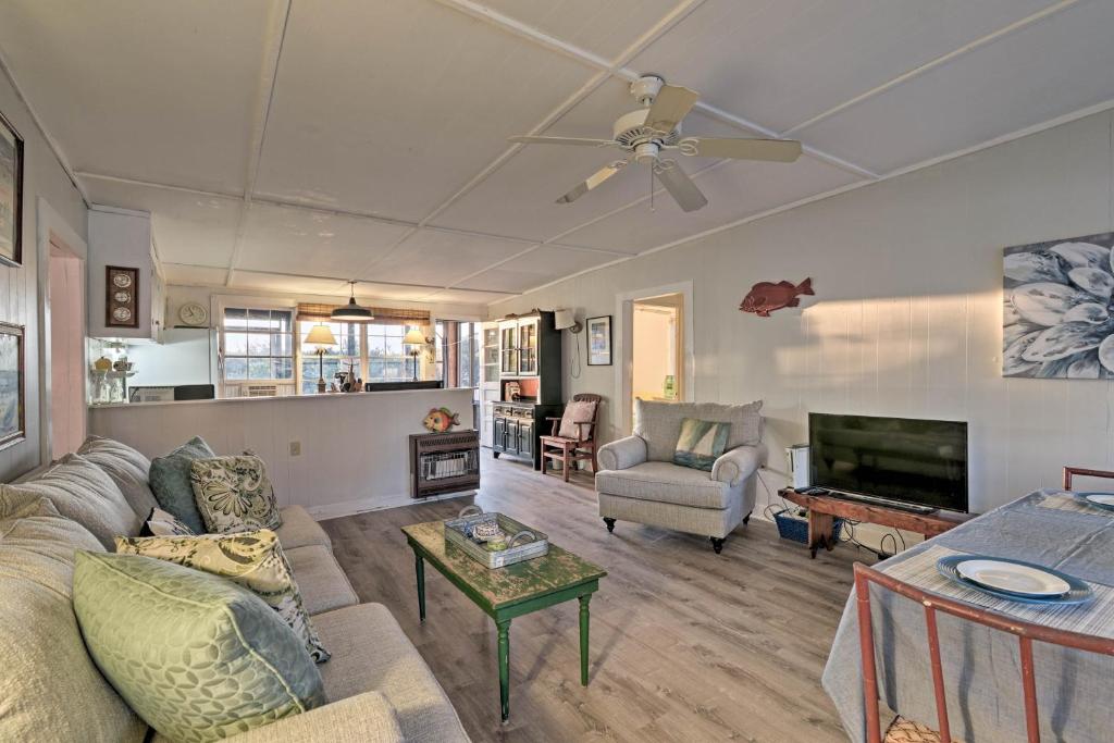 Pawleys Island House, - Steps to Beach and Creek! photo 2