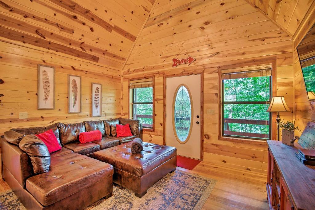 Broken Bow Cabin with Deck on Mountain Fork River! photo 3