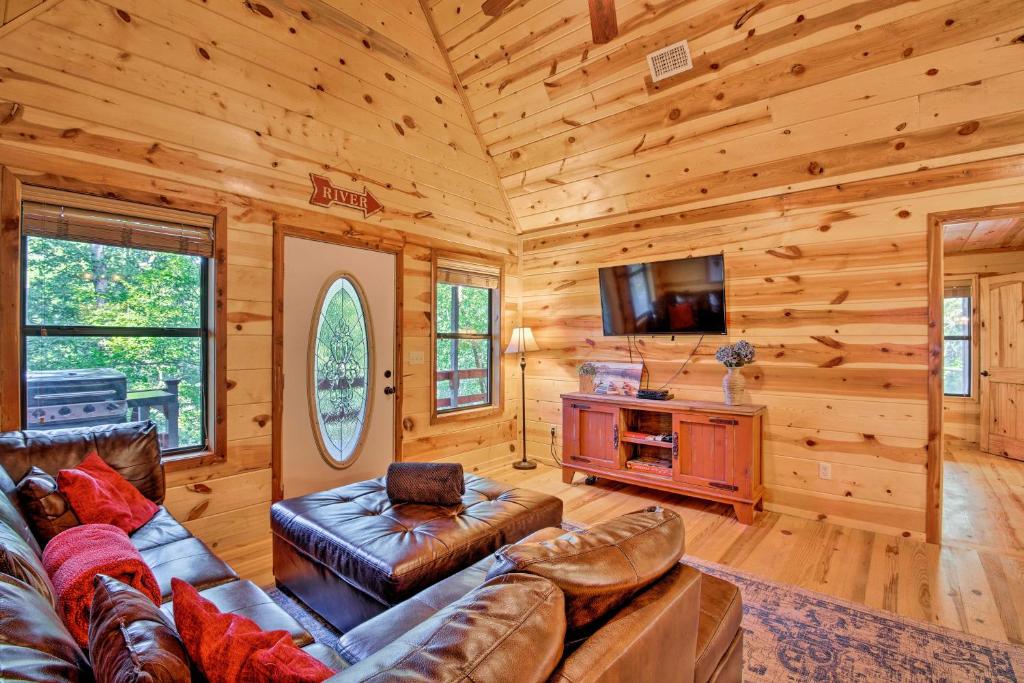 Broken Bow Cabin with Deck on Mountain Fork River! photo 2