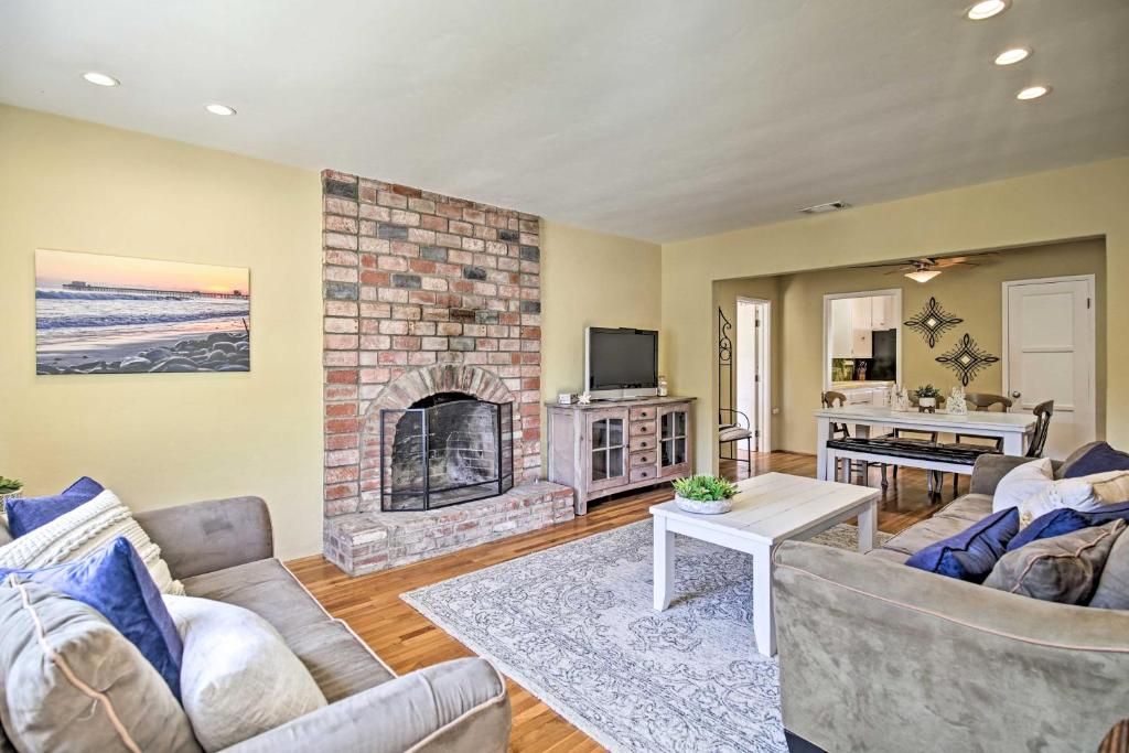 Home with Yard, Walk to Beach, Pier, 8 Mi to LEGOLand photo 4