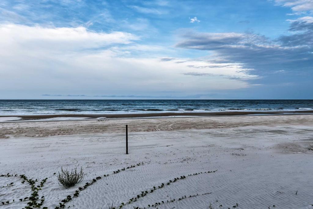 Oceanfront Daytona Beach Condo with View and Pool photo 2