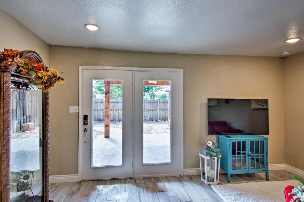 Renovated Modern Home with Patio, Walk to Texas Tech photo 4