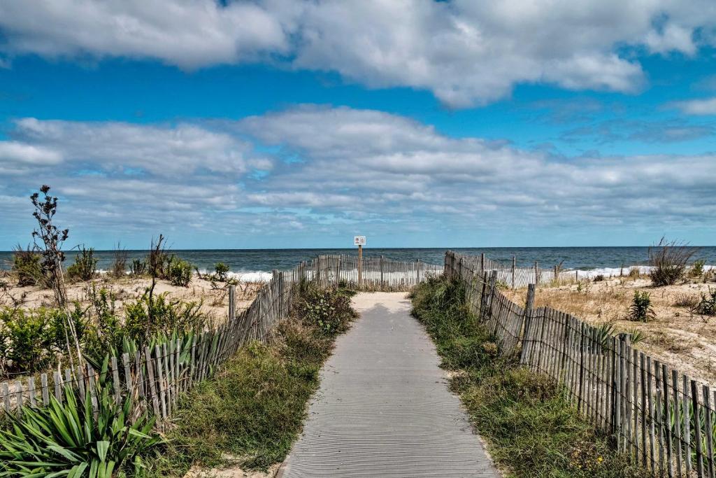 Bright Condo with Balcony - Walk to Dewey Beach! photo 1