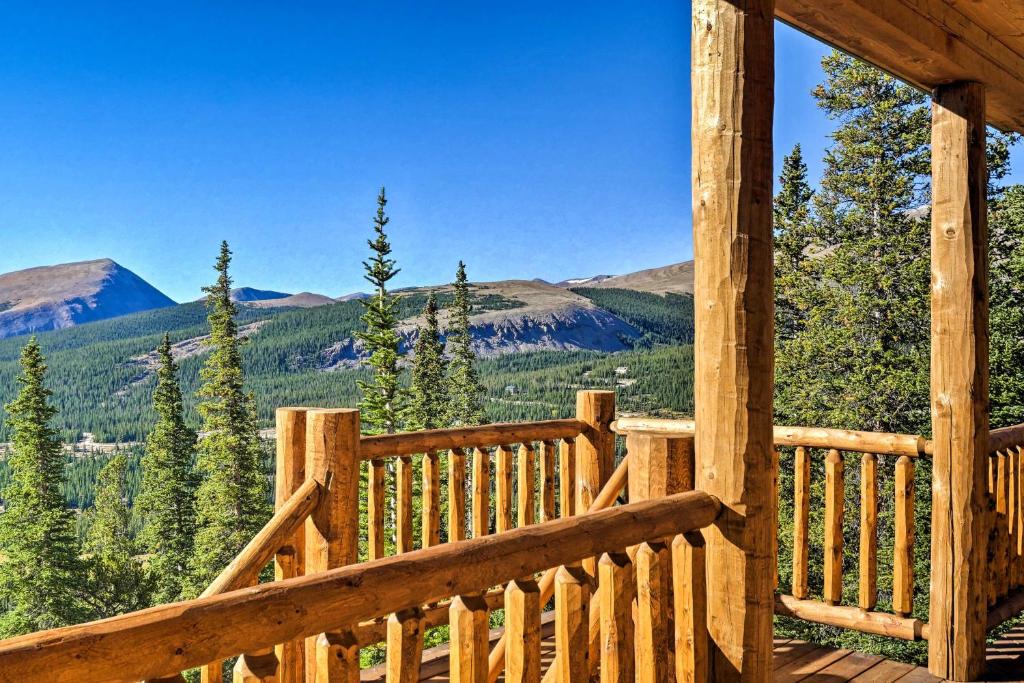 Grand Fairplay Cabin with Hot Tub and Mountain Views!