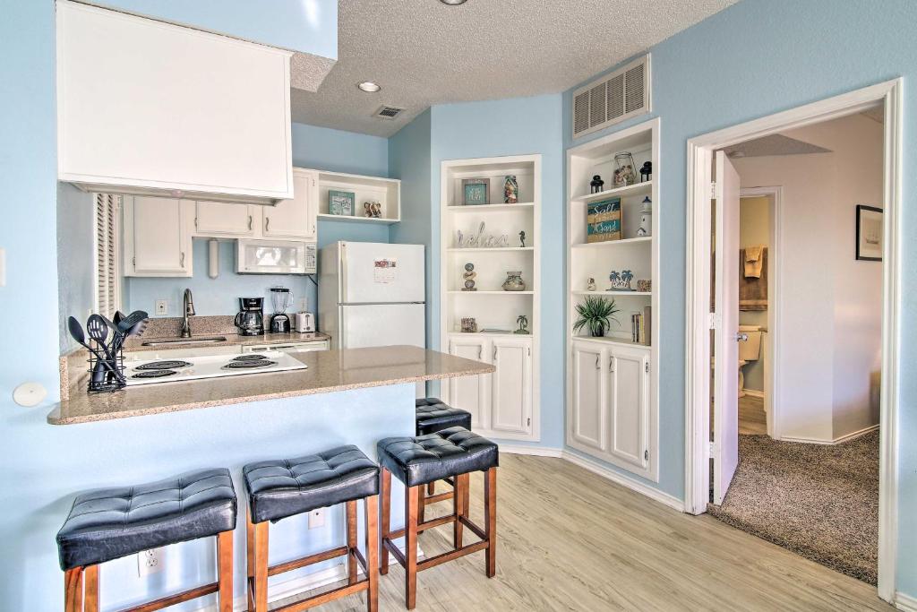 Corpus Christi Condo - Walk to Whitecap Beach! photo 1