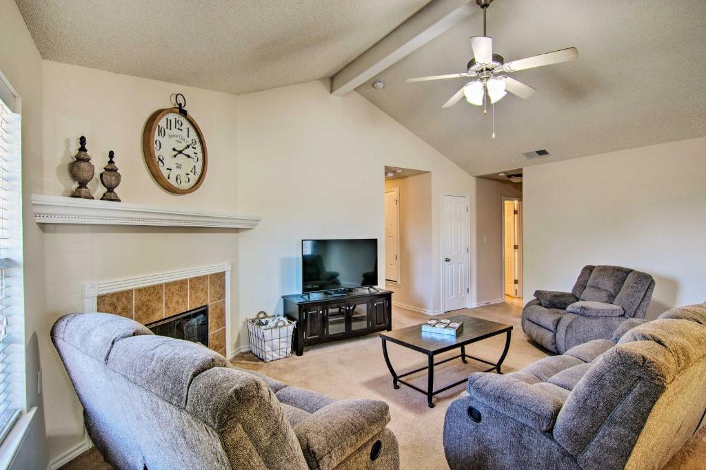 Pet-Friendly Lubbock Home with Yard - 6Mi to TTU photo 3