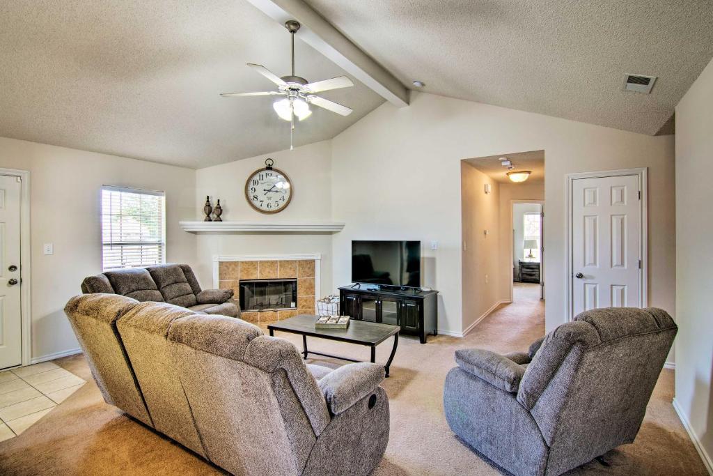 Pet-Friendly Lubbock Home with Yard - 6Mi to TTU photo 2