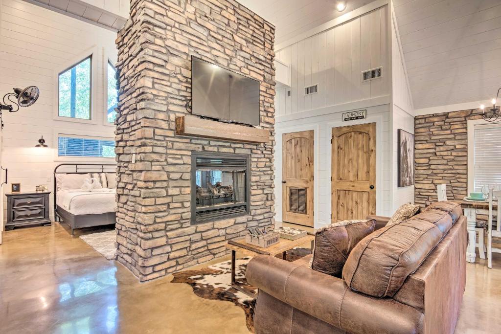 Cabin with Fire Pit, 4 Mi to Broken Bow Lake!