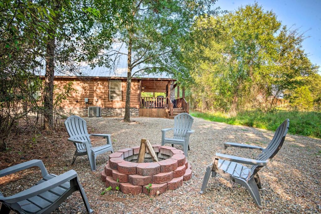 Cabin with Fire Pit, 4 Mi to Broken Bow Lake! photo 2
