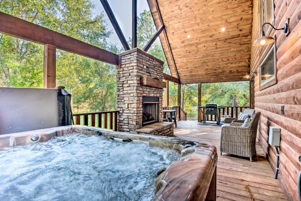 Cabin with Fire Pit, 4 Mi to Broken Bow Lake! photo 1