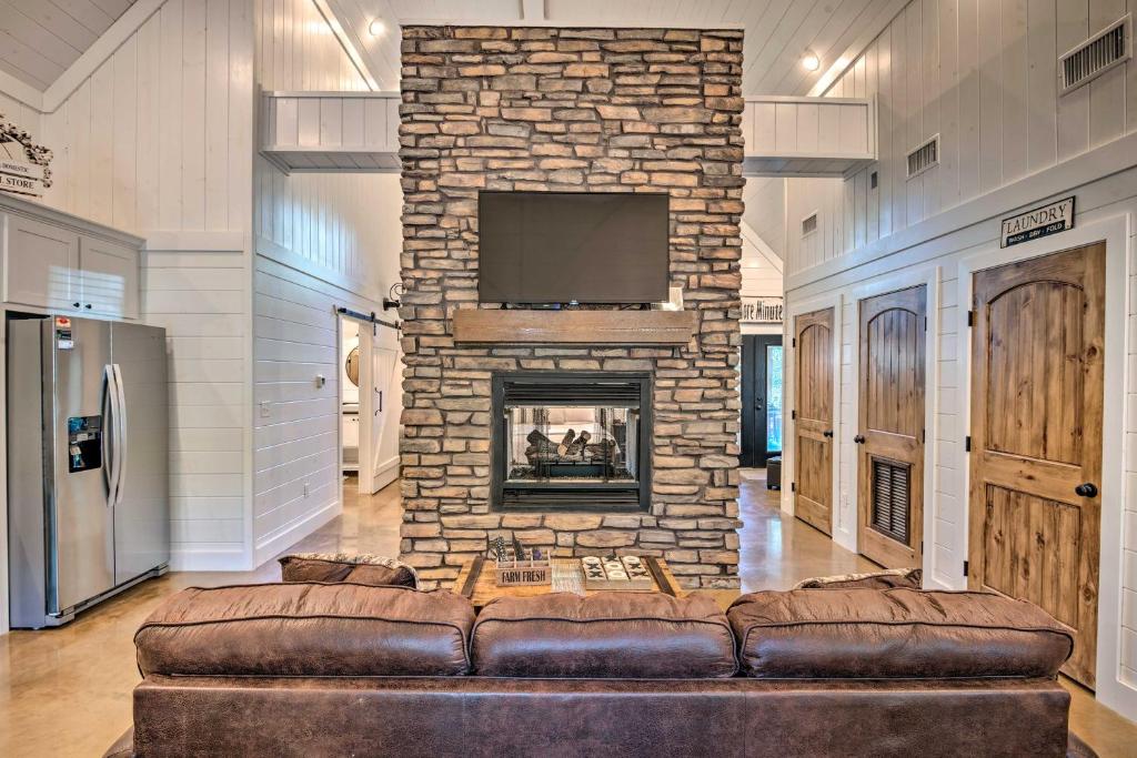 Cabin with Fire Pit, 4 Mi to Broken Bow Lake! photo 4